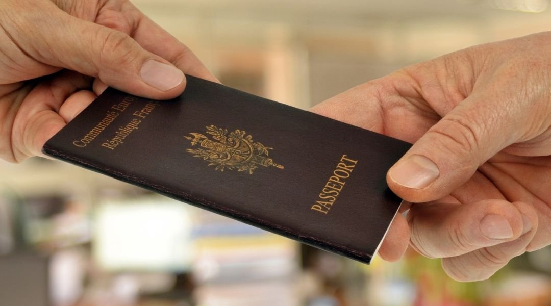 conceito de identidade com passaporte em mãos close-up