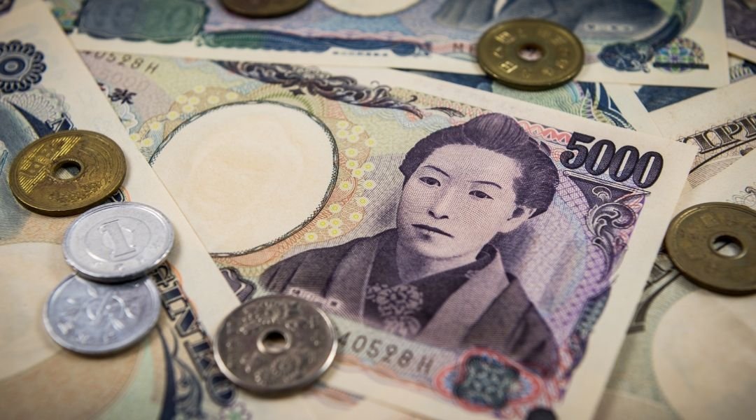 foto close-up de notas e moedas de iene. Valores do visto japonês.